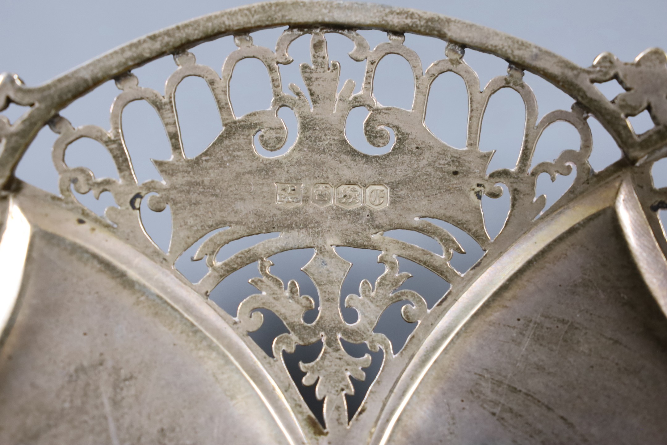 A modern pierced silver shallow bowl, Sheffield, 1973, 22.9cm, 13.5oz.